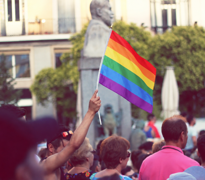 Regenbogenflagge über Menschenmenge